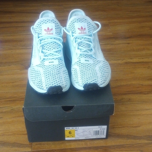 Like New Adidas Kids NMD_R1 V2 - Picture 1 of 6